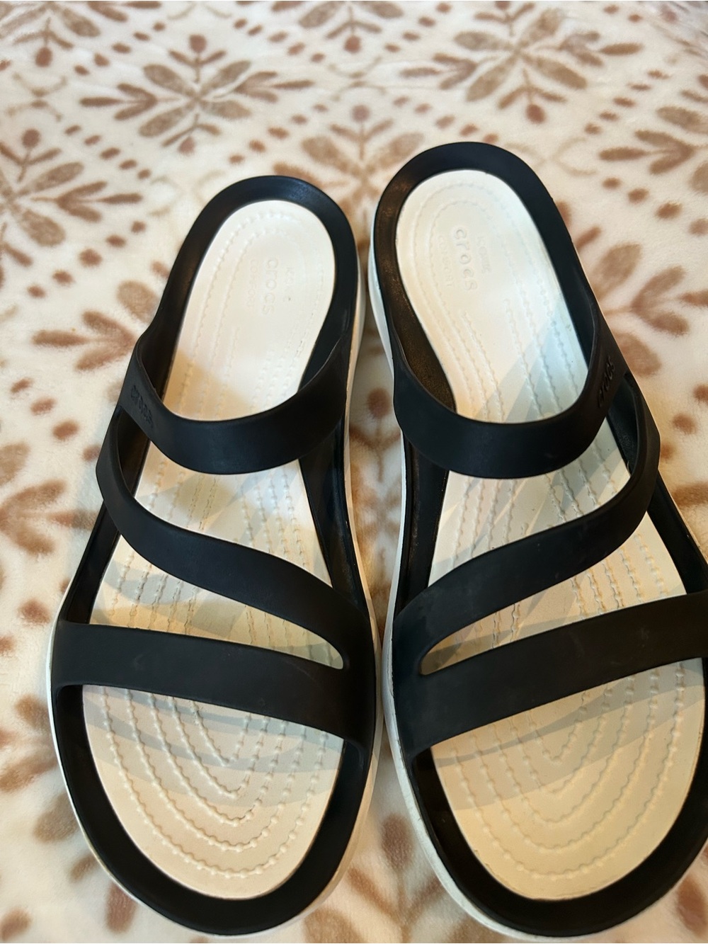 Women’s CROCS Saltwater Slide Sandals Black Straps With White Footbed Sz 8